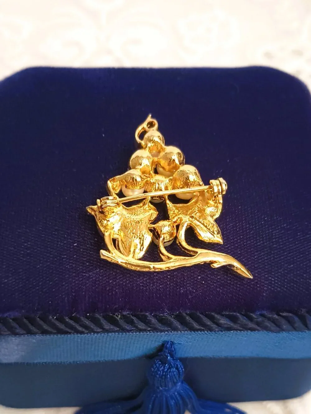 Lisner  Vintage Grape Cluster Brooch Brushed Gold Tone Vines Faux Pearls Pin